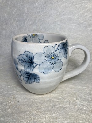 Ta Mug met blauwe sakura bloemen.