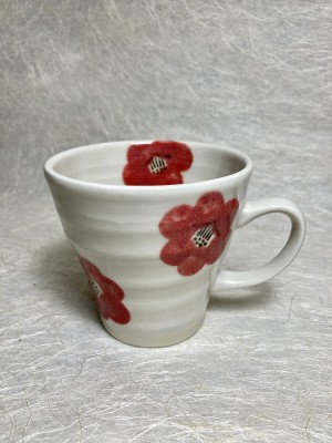 Tas mug met rode bloemen.